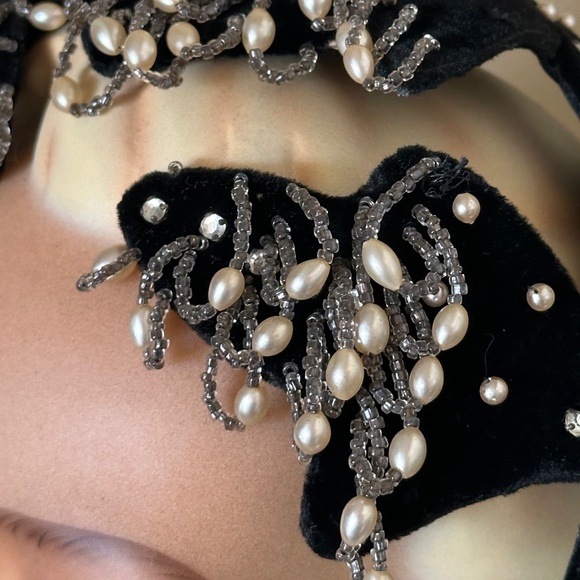 GLAMOROUS 1950s\' DESIGNER CUSTOM MADE VELVET, PEARLS & BEADS COCKTAIL HAT main image 10